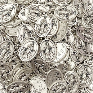 Lote a granel 10/25/50/100 peças tom de prata nossa senhora untier desatadora de nós medalhas pingentes amuletos/medalhas Nuestra Señora Desatadora de Nudos