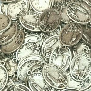 Lote de 10/25/50/100 piezas de medallas plateadas de Nuestra Señora de Fátima, colgantes para añadir dijes, bendecidas por el Papa a pedido, medallas plateadas de Fátima