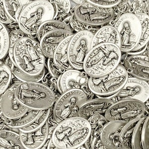 Lote de 10/25/50/100 piezas de dijes colgantes de medallas de Nuestra Señora de Lourdes y Santa Bernadette en tono plateado - Bendecidos por el Papa a pedido / Medallas de Lourdes