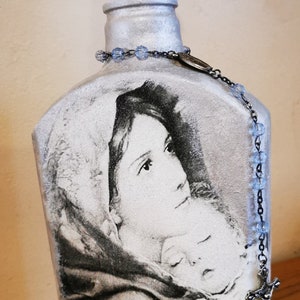 Religiöse Flasche, handgefertigt, Steineffekt, Muttertags- / Weihnachtsgeschenk, ungewöhnliche und einzigartige, dekorative Flasche, Vintage Rosenkranz angebracht