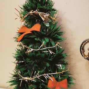 Vintage Mini-Plastik-Tisch-Weihnachtsbaum, 1960er Jahre, grün in weiß, Kunststoff-Topfständer, teilweise verziert, Weihnachtsverzierung, Stechpalmenbaum