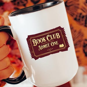 Book Club Kaffeebecher - Bookish Ticket, Geschenke für Buchliebhaber, Lesebecher, literarisches Geschenk, Kaffeeliebhaber, Leseecke Becher, Buchecke Decor