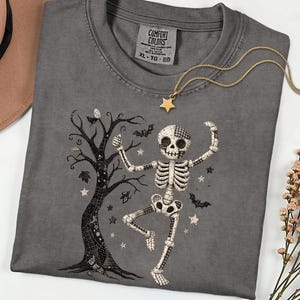 Halloween-shirt patchwork skelet, dansend skelet, T-shirt namaakquilt, Gothic Spooky Comfort-kleuren