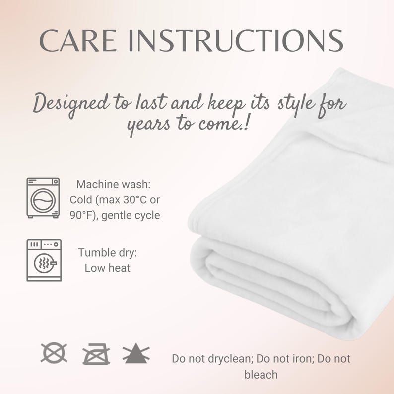 K&ouml;nnte beinhalten: Eine gefaltete wei&szlig;e Decke mit Pflegehinweisen. Der Text enth&auml;lt "CARE INSTRUCTIONS" und "Designed to last and keep its style for years to come!" Waschanleitung: Maschinenw&auml;sche kalt (max. 30&deg;C), Trockner bei niedriger Temperatur.