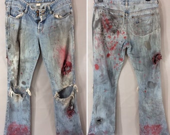 Déguisement d'Halloween upcyclé en jean zombie sanglant. Guerrier des terres désolées, chasseur de vampires post-apocalyptique. Taille femme 4 S