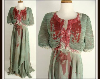 Disfraz de Reina Vampiro Zombie de los 90 para Halloween. Elegante vestido de noche verde rasgado y desgastado. Talla 14 L para mujer.