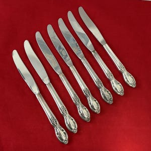 Set of 7 Vintage 1954 Wm Rogers VICTORIAN ROSE Dinner Knives Silverplate
