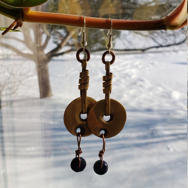 pendientes de bronce, cobre, piedra lapis lazuli.