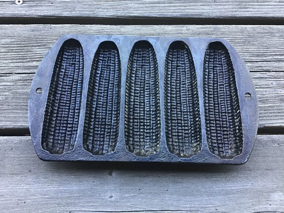 LODGE Cast Iron Cornbread Pan Model 527c2corn Cob 5 Stalk /  Stickmeasurements: 9-1/4 X 5-1/2made in the USA Vintage. 