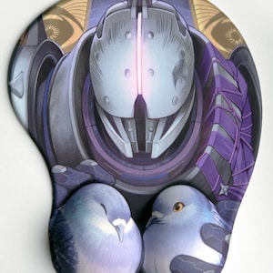 Puede incluir: Una alfombrilla de ratón de color morado y gris con una gran figura blindada en el centro. La figura lleva un casco con una luz brillante y sostiene dos pequeños pájaros azules.