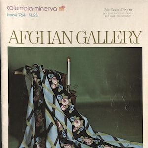 Könnte beinhalten: Das Cover eines Buches mit dem Titel "AFGHAN GALLERY" zeigt einen farbenfrohen Afghan, der über einen Holzstuhl drapiert ist. Der Afghan hat einen schwarzen Hintergrund mit blauen und grünen Rautenmustern und floralen Designs. Der Buchtitel und der Name des Verlags stehen oben.