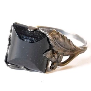 Vintage Black Onyx Rectanle Style Silver Petal Band Frame Ring