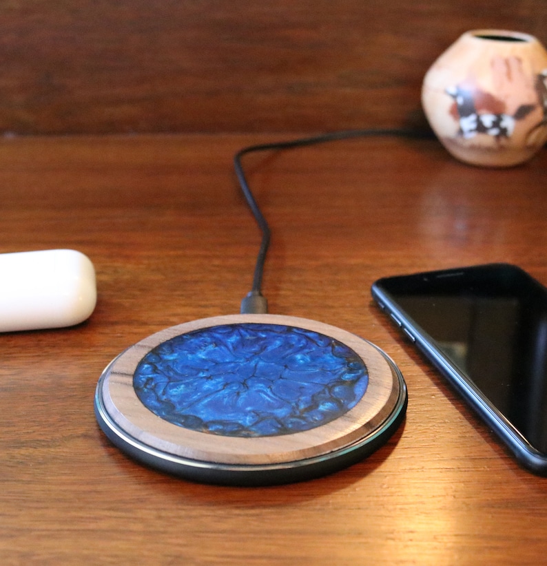 Wood And Resin Wireless Cell Phone Charging Pad For Qi Enabled Devices