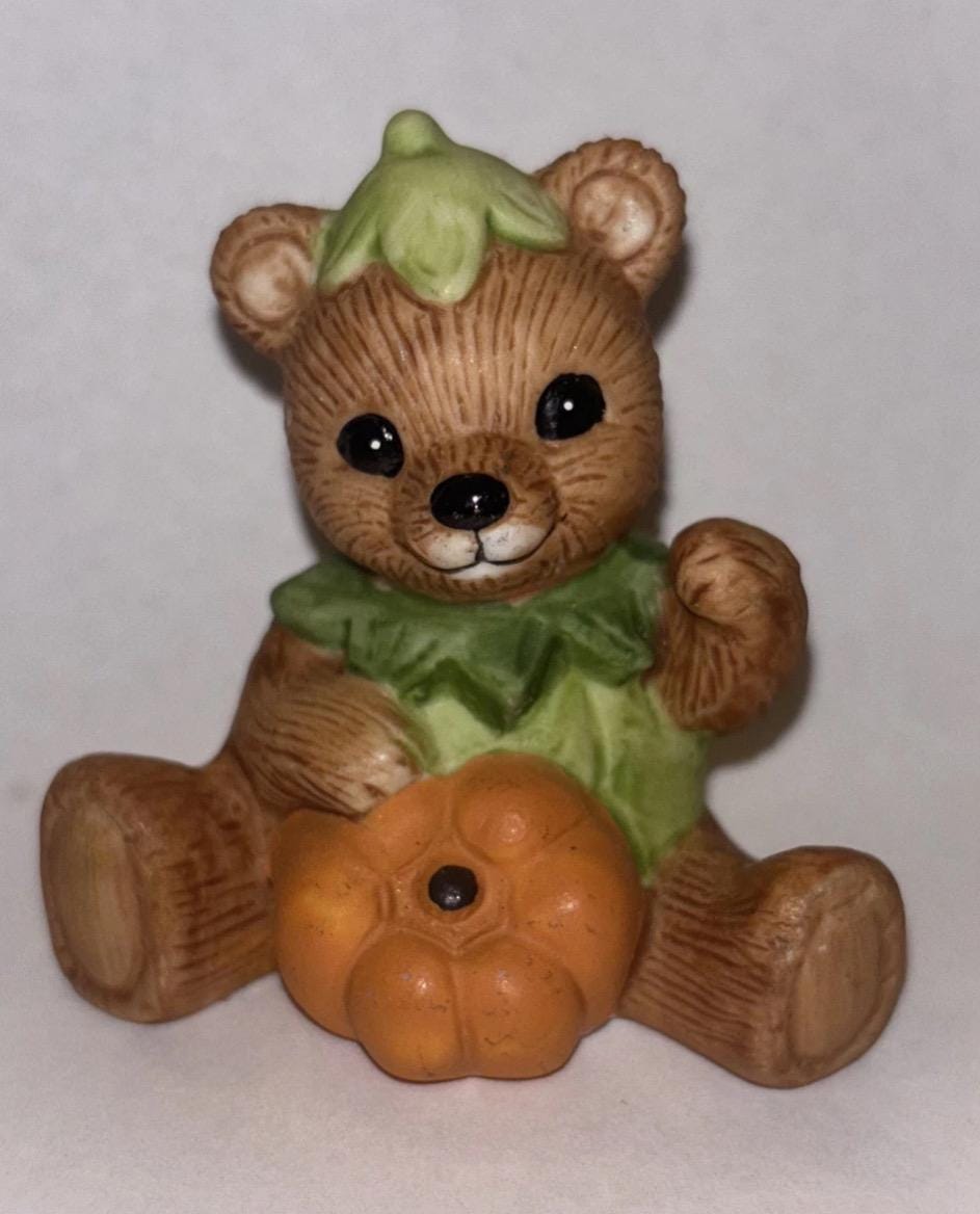 HOMCO 1426 Vintage Teddy Bear Figurine Holding Pumpkin Green Vine