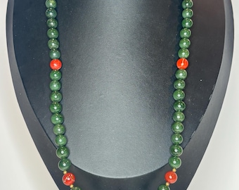 Colar vintage de contas de jade nefrita vermelha com entalhes florais em cloisonné, 58 cm (23 polegadas).