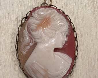 Vintage Victoriaanse Revival cameehanger - rode hars dame portret messing lijst