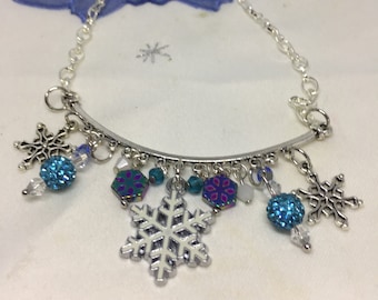 Schneeflocke Halskette, Winter Halskette, gefrorene Halskette, Geschenk für sie, frostig, funkeln. blau und silber