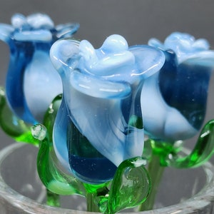 Rose à tige moyenne en verre bleu clair, verre mélangé bleu et blanc de qualité de Murano fabriqué à la main en Ukraine à l'aide de techniques traditionnelles de travail au chalumeau