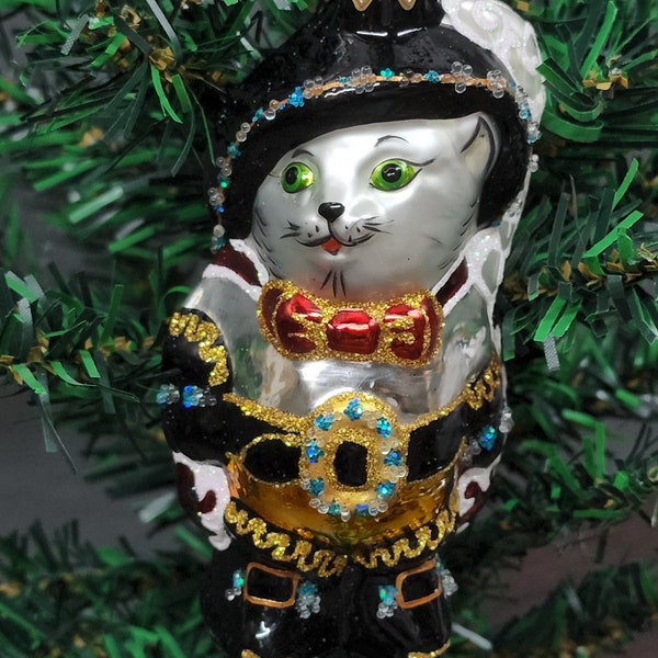 Décoration de chat - fabriquée à la main en Ukraine - décoration en verre soufflé - décorée à la main - décoration souvenir - chapeau de chat - mousquetaire - décoration de forme