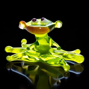 笑顔のカエルの置物、ミニチュアガラス製ムラーノ品質のランプワークガラス製置物、ウクライナ製ハンドメイド、コレクションに加えるのに最適です