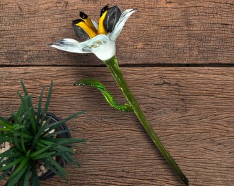 白いガラスのユリ、手作りのガラスの花、ウクライナでムラーノ品質の