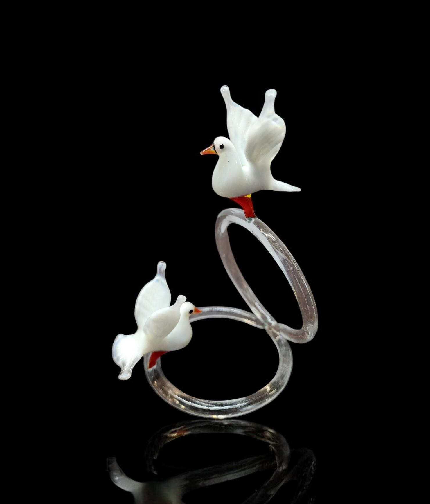 Murano ガラス 鳩 彫刻 2点セット リングに飾られたガラスの鳩の置物、コレクター向けのガラスの鳩