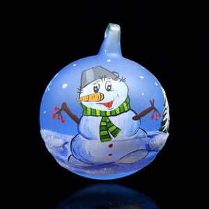 Geblasene Glasverzierung - Schneemann - Handgemacht in der Ukraine - Andenkenverzierung - Natürliche Glasschleife - Hellblaue Kugel - Schneemann -Hand verziert
