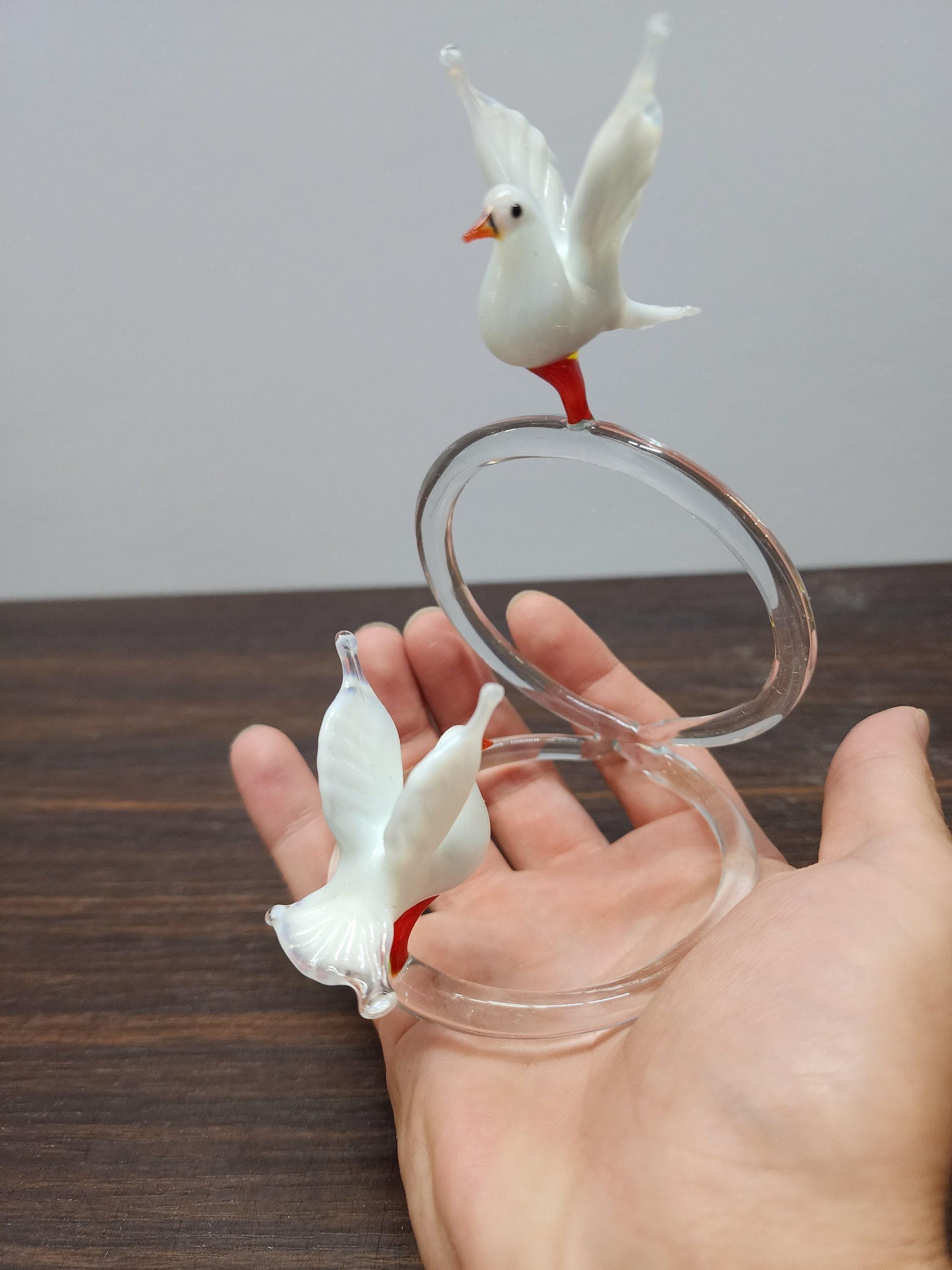 リングに飾られたガラスの鳩の置物、コレクター向けのガラスの鳩