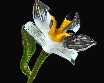 白いガラスのユリ、手作りのガラスの花、ウクライナでムラーノ品質の