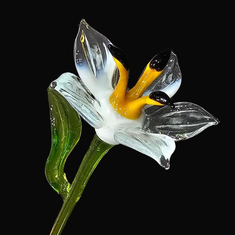 白いガラスのユリ、手作りのガラスの花、ウクライナでムラーノ品質の