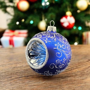 青い吹きガラスのカーディナルオーナメント - ウクライナ製 - 手描き