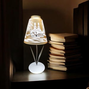 Geblasener Glasgelb-Lampen-Kerzenhalter, sorgfältig handgefertigt in der Ukraine, mit Winter-Thema-Wrap-Around-Design