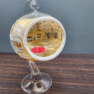 Geblasener Glasgelb-Terrarium-Kerzenhalter, sorgfältig handgefertigt in der Ukraine mit Winter-Thema-Wrap-Around-Design
