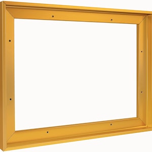 Puede incluir: Un marco de fotos rectangular de color amarillo dorado con un borde interior rebajado. El marco tiene un dise&ntilde;o simple y moderno con agujeros para tornillos visibles. El marco est&aacute; vac&iacute;o, con un fondo blanco visible a trav&eacute;s de la abertura.