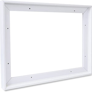 Puede incluir: Un marco de fotos rectangular blanco con un dise&ntilde;o limpio y moderno. El marco tiene un perfil simple y elegante. Las esquinas est&aacute;n unidas con precisi&oacute;n y se ven peque&ntilde;os agujeros a lo largo de los bordes.