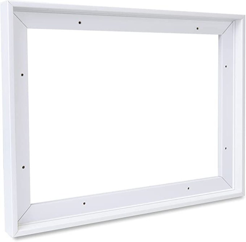 Puede incluir: Un marco de fotos rectangular blanco con un dise&ntilde;o limpio y moderno. El marco tiene un perfil simple y elegante. Las esquinas est&aacute;n unidas con precisi&oacute;n y se ven peque&ntilde;os agujeros a lo largo de los bordes.