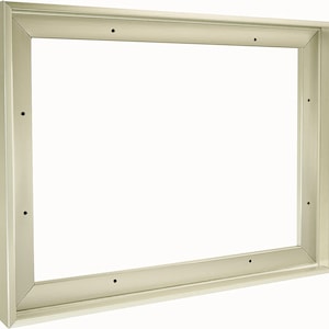 Puede incluir: Un marco de fotos rectangular de color beige claro. El marco tiene un dise&ntilde;o cl&aacute;sico con una superficie ligeramente texturizada. Cuenta con agujeros pre-perforados para un f&aacute;cil montaje y colgado. Adecuado para exhibir fotograf&iacute;as o obras de arte.