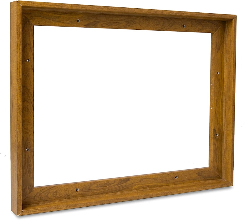 Puede incluir: Un marco de madera rectangular con un acabado marr&oacute;n c&aacute;lido. El marco tiene un dise&ntilde;o sencillo y limpio con vetas de madera visibles y agujeros pre-perforados para el montaje. El marco est&aacute; vac&iacute;o, con un fondo blanco visible a trav&eacute;s de la abertura.