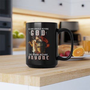 Il qui s'agenouille-Tasse noire, 15 oz-ChristianDad-FaithBased-JesusSaves-MenofFaith-ManofGod-Java-Coffee-Tea-CupofJoe