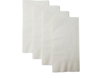 Puede incluir: Cinco servilletas de papel blancas apiladas una encima de la otra.