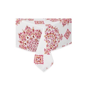 Peut inclure: Nappe blanche avec un motif de mandala rose et orange. La nappe est carrée et fabriquée dans un tissu doux et tissé.
