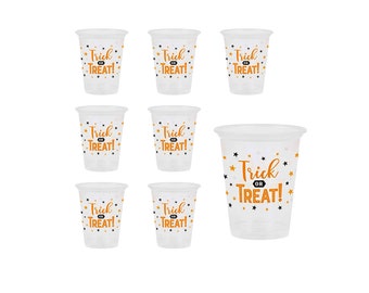 Pode incluir: Conjunto de oito copos de plástico transparente com tema de Halloween. Os copos apresentam o texto "Trick or Treat!" em laranja com estrelas pretas.