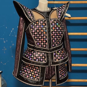 Versión alternativa rosa del disfraz de reina para cosplay hecho a pedido del musical Six