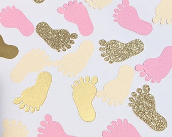 Confettis roses et dorés pour les pieds de bébé : décorations pour baby shower