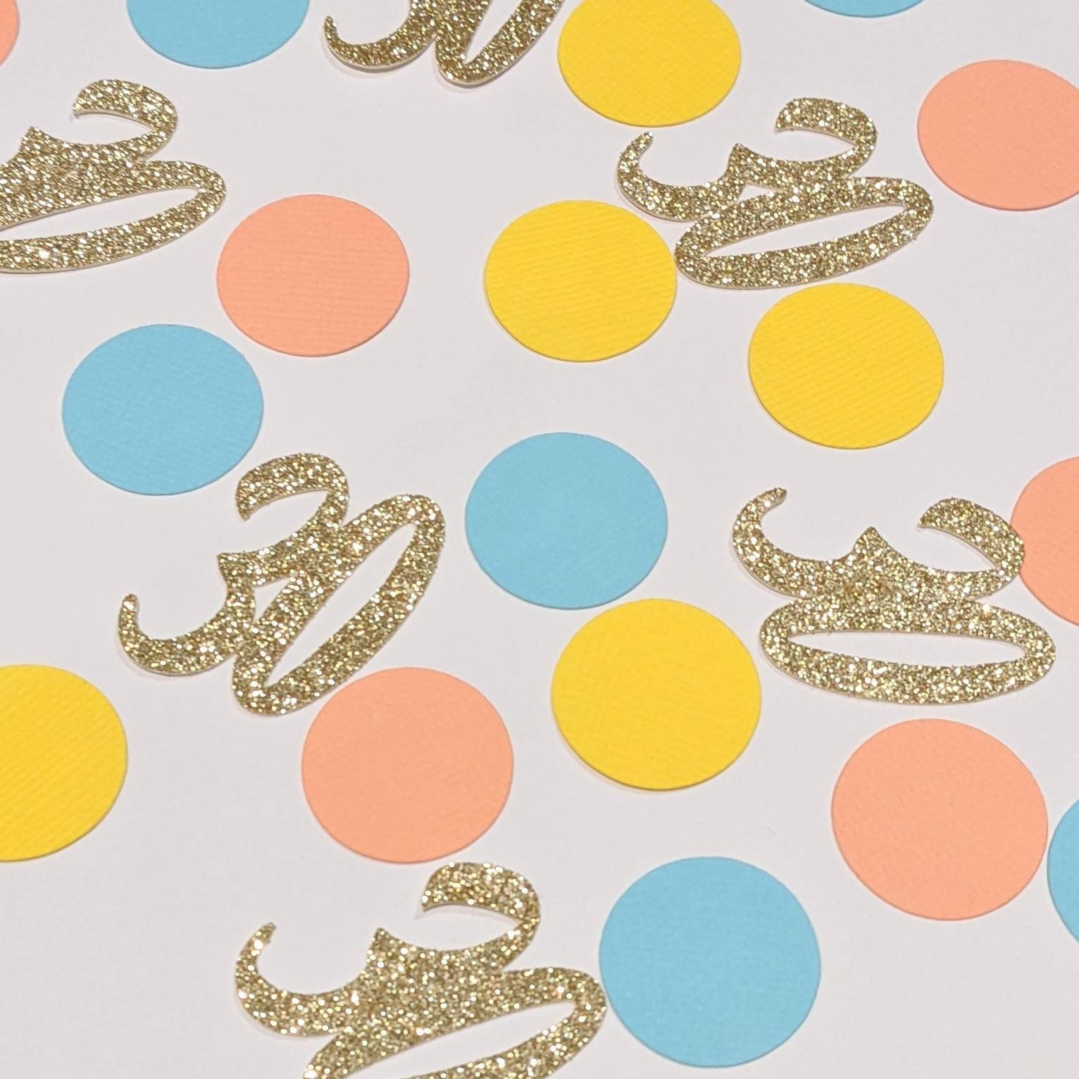 Illustrazione di buon compleanno - coriandoli di lamina d'oro e