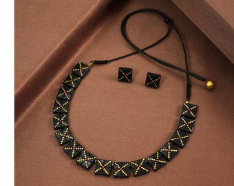 VS belastingvrij | Handgemaakte terracotta klei goud/zwart/rood choker ketting met oorknopjes | Traditionele Zuid-Indiase sieraden