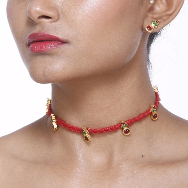 Collier ras du cou avec pierres de kemp rouges/vertes et cordon de jute rouge avec boucles d'oreilles | Bijoux indiens du sud plaqués or | Cadeaux d'anniversaire pour elle