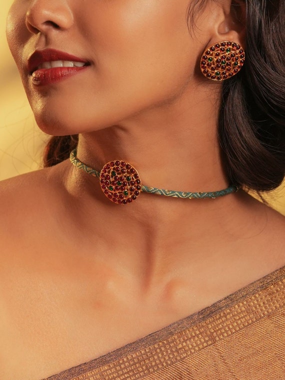 Red green Kemp Stones Choker Necklace With Stud Earrings Gold