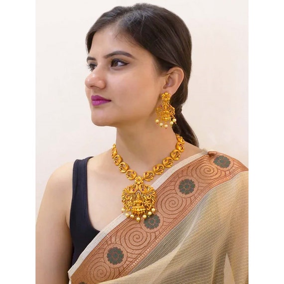 Gold necklace with lakshmi best sale pendant