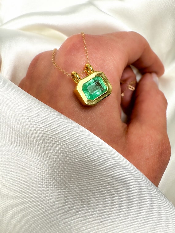14k Gold Emerald Bezel Setting Solitaire Pendant Necklace: Natural